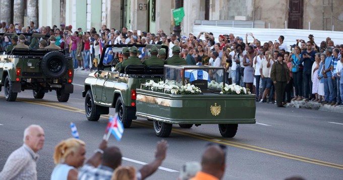 Multitudinaria caravana en el último adiós a Fidel